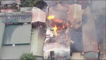 Hà Nội: Cháy lớn gây thiệt hại khoảng 10 xưởng gỗ tại Thạch Thất - Ảnh 2.