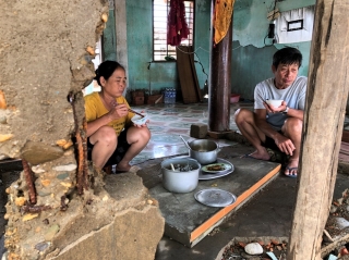 Gần 30 ngày miền Trung chìm trong lũ hồng thủy: Nước ngập mái nhà, mênh mông nước mắt - ảnh 20