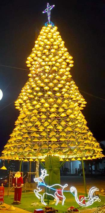 Cây thông Noel độc nhất xứ Nghệ cao hơn 21m, được kết từ 1000 nón lá cùng bóng đèn sáng rực - Ảnh 3.
