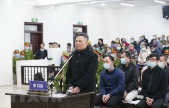 Bị cáo Lê Xuân Giang, Chủ tịch HĐQT Công ty Liên Kết Việt khai báo trước Hội đồng xét xử.