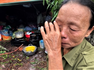 Gần 30 ngày miền Trung chìm trong lũ hồng thủy: Nước ngập mái nhà, mênh mông nước mắt - ảnh 16