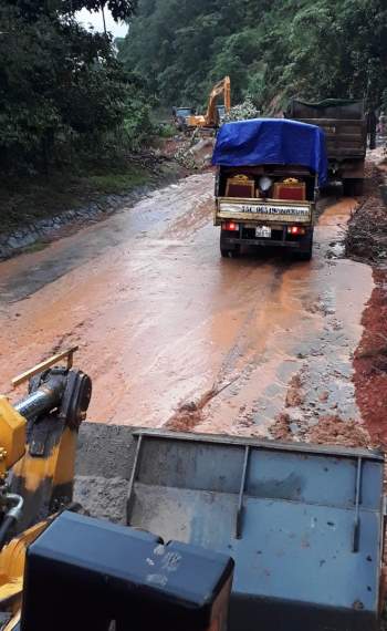 Nhớ đời những cuốc quá giang vào hiện trường sạt lở tang thương do bão lũ - ảnh 3