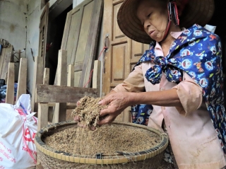 Gần 30 ngày miền Trung chìm trong lũ hồng thủy: Nước ngập mái nhà, mênh mông nước mắt - ảnh 23