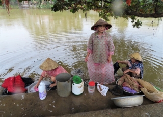 Gần 30 ngày miền Trung chìm trong lũ hồng thủy: Nước ngập mái nhà, mênh mông nước mắt - ảnh 25