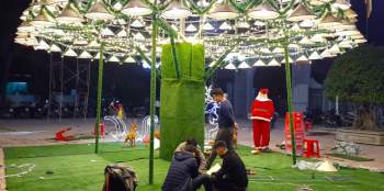 Cây thông Noel độc nhất xứ Nghệ cao hơn 21m, được kết từ 1000 nón lá cùng bóng đèn sáng rực - Ảnh 4.
