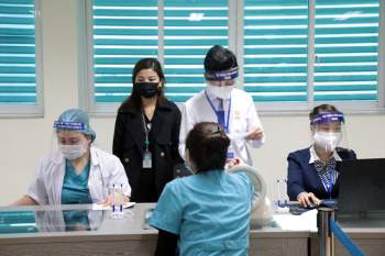 Hình ảnh đợt tiêm vaccine COVID-19 đầu tiên của Hà Nội tại BV Thanh Nhàn - Ảnh 5.