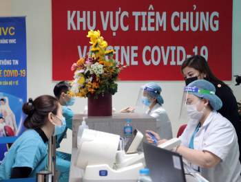 Hình ảnh đợt tiêm vaccine COVID-19 đầu tiên của Hà Nội tại BV Thanh Nhàn - Ảnh 6.