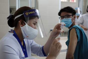 Hình ảnh đợt tiêm vaccine COVID-19 đầu tiên của Hà Nội tại BV Thanh Nhàn - Ảnh 7.