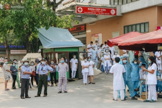 Bệnh viện E dỡ phong tỏa, hoạt động bình thường trở lại sau khi Bộ Y tế rút bệnh nhân 994 ra khỏi danh sách nhiễm Covid-19 - Ảnh 2.