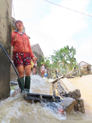 Gần 30 ngày miền Trung chìm trong lũ hồng thủy: Nước ngập mái nhà, mênh mông nước mắt - ảnh 21