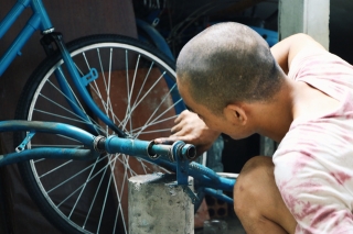 Chàng trai biến xe đạp sắt vụn thành xe mới toanh tặng người nghèo ở Sài Gòn - Ảnh 11.