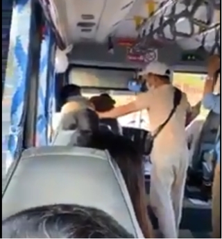 Bắc Ninh: Xôn xao clip người đàn ông tự xưng thanh tra xe buýt chửi bới, dọa cắt cổ hành khách - Ảnh 1.