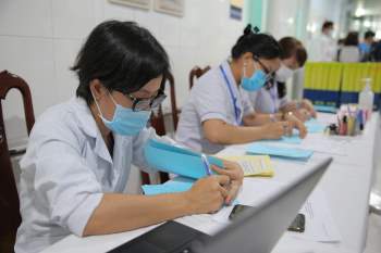 Tiêm thử nghiệm vắc-xin COVID-19 của Việt Nam cho 300 người ở Long An - Ảnh 2.