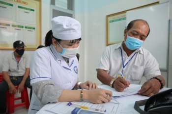 Tiêm thử nghiệm vắc-xin COVID-19 của Việt Nam cho 300 người ở Long An - Ảnh 8.