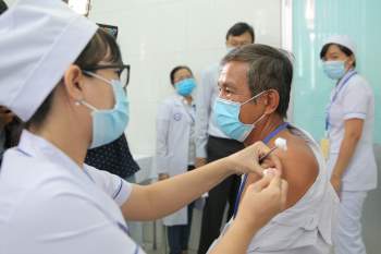 Tiêm thử nghiệm vắc-xin COVID-19 của Việt Nam cho 300 người ở Long An - Ảnh 6.