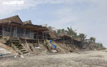 Cận cảnh bãi biển đẹp nhất châu Á ngổn ngang sau gần 1 tháng bão Vamco quét qua - 3