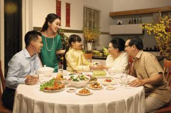 Những nguyên tắc vàng trong ăn uống các gia đình không nên bỏ qua để ăn Tết an toàn trong mùa dịch COVID- 19 - Ảnh 2.