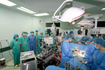 Hành trình ghép tim xuyên Việt duy trì sự sống cho bệnh nhân của Bệnh viện TW Huế - Ảnh 1.