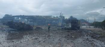 Ảnh: Hiện trường vụ cháy kho vật tư Hải quan Lào khiến nhiều người thương vong - Ảnh 5.