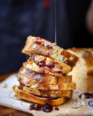 Góc ăn uống sang chảnh: Bánh sandwich dát vàng được cho là đắt nhất thế giới có giá hơn 8 triệu đồng - Ảnh 1.