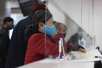 Quảng Bình: Người già, trẻ nhỏ nhập viện vì thời tiết lạnh giá - Ảnh 2.