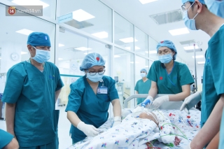 2 bé song sinh Trúc Nhi - Diệu Nhi vẫn còn đau sau ca mổ, người mẹ mua đồ chơi nhờ bác sĩ tiệt trùng gửi cho con - Ảnh 3.