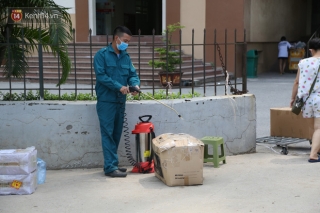 Khu chung cư cách ly Hoài Đức, hàng xe mỳ tôm và thực phẩm liên tục được cung cấp đến người dân và siêu thị: “Có siêu thị rồi nên chẳng lo đói” - Ảnh 13.