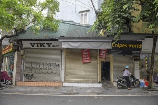 Clip, ảnh: Hàng loạt cửa hàng ở phố cổ Hà Nội lần thứ hai lao đao vì dịch Covid-19 - Ảnh 12.