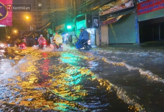 ẢNH: Đường Sài Gòn lại biến thành sông sau trận mưa lớn kéo dài, người dân khổ sở dắt xe lội nước trong đêm - Ảnh 4.