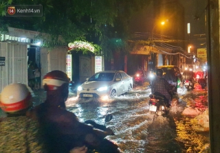 ẢNH: Đường Sài Gòn lại biến thành sông sau trận mưa lớn kéo dài, người dân khổ sở dắt xe lội nước trong đêm - Ảnh 6.