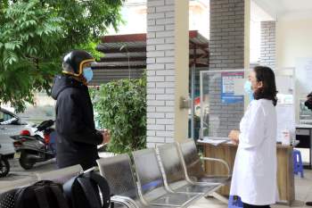 Hà Nội: Trước ngày trở lại làm việc chính thức, người đến từ Hải Dương lần lượt đi khai báo y tế, lấy mẫu xét nghiệm SARS-CoV-2 - Ảnh 9.
