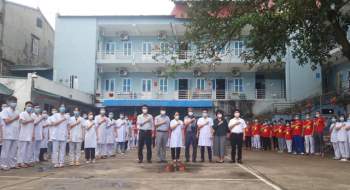 Thứ trưởng Bộ Y tế Nguyễn Trường Sơn thăm hỏi, động viên thầy trò các trường y dược chi viện Bắc Giang - Ảnh 3.
