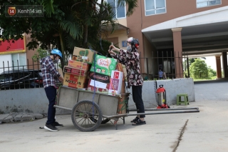 Khu chung cư cách ly Hoài Đức, hàng xe mỳ tôm và thực phẩm liên tục được cung cấp đến người dân và siêu thị: “Có siêu thị rồi nên chẳng lo đói” - Ảnh 8.