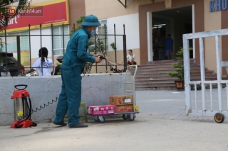 Khu chung cư cách ly Hoài Đức, hàng xe mỳ tôm và thực phẩm liên tục được cung cấp đến người dân và siêu thị: “Có siêu thị rồi nên chẳng lo đói” - Ảnh 14.