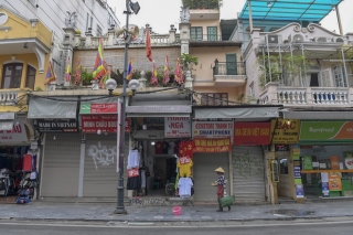 Clip, ảnh: Hàng loạt cửa hàng ở phố cổ Hà Nội lần thứ hai lao đao vì dịch Covid-19 - Ảnh 3.