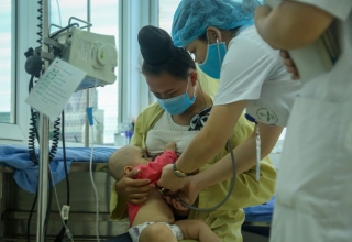 Vụ bé gái 2 tháng tuổi Tu vong sau khi tiêm vắc xin ở Sơn La: 4 trẻ nhỏ khác cũng phải nhập viện, đang được theo dõi - Ảnh 3.