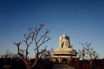 Độc đáo quần thể Đại tượng Phật tại Công viên Thiên Đức - Ảnh 1.