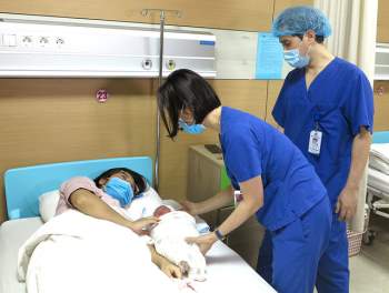 Bệnh viện Sản Nhi tỉnh Phú Thọ đón em bé đầu tiên ra đời bằng phương pháp thụ tinh trong ống nghiệm - Ảnh 2.