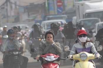 Tình trạng ô nhiễm không khí, chủ yếu do ô tô và xe máy gây ra, đã trở nên trầm trọng hơn ở các thành phố lớn như Hà Nội và TP.HCM trong những năm gần đây. - Ảnh TTXVN/VNS