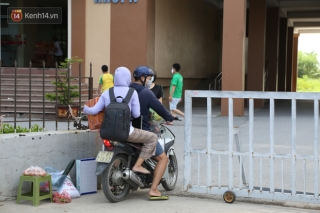 Khu chung cư cách ly Hoài Đức, hàng xe mỳ tôm và thực phẩm liên tục được cung cấp đến người dân và siêu thị: “Có siêu thị rồi nên chẳng lo đói” - Ảnh 15.