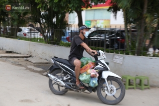 Khu chung cư cách ly Hoài Đức, hàng xe mỳ tôm và thực phẩm liên tục được cung cấp đến người dân và siêu thị: “Có siêu thị rồi nên chẳng lo đói” - Ảnh 3.