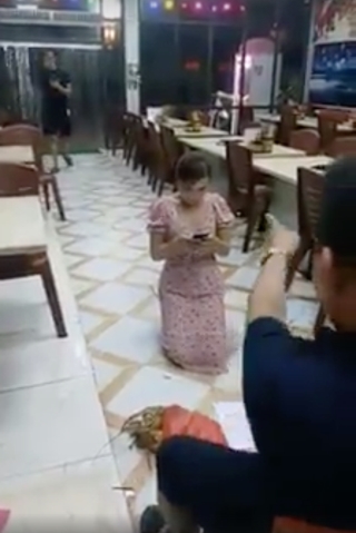 Bắc Ninh: Khởi tố, bắt tạm giam chủ quán bắt cô gái quỳ gối vì bóc phốt đồ ăn có sán - Ảnh 3.