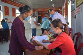 Ngư dân Quảng Bình gác việc ra khơi để đi bầu cử - Ảnh 2.