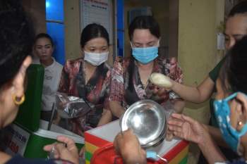 Những nồi cháo san sẻ tình yêu thương tại Bệnh viện Đa khoa khu vực Bắc Quảng Bình - Ảnh 4.