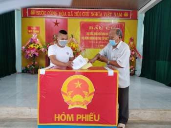 Ngư dân Quảng Bình gác việc ra khơi để đi bầu cử - Ảnh 3.