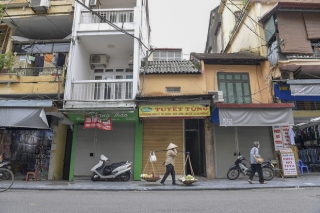 Clip, ảnh: Hàng loạt cửa hàng ở phố cổ Hà Nội lần thứ hai lao đao vì dịch Covid-19 - Ảnh 7.
