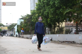 Khu chung cư cách ly Hoài Đức, hàng xe mỳ tôm và thực phẩm liên tục được cung cấp đến người dân và siêu thị: “Có siêu thị rồi nên chẳng lo đói” - Ảnh 5.