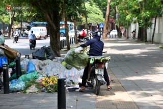 Hà Nội: Rác chất thành đống tràn ra khắp đường phố, nhiều người phải di tản vì phát ốm với mùi hôi thối - Ảnh 4.