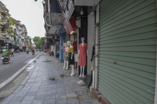 Clip, ảnh: Hàng loạt cửa hàng ở phố cổ Hà Nội lần thứ hai lao đao vì dịch Covid-19 - Ảnh 8.