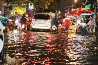 Đường phố lại thành sông sau mưa lớn, người Sài Gòn bì bõm đẩy xe lội bộ về nhà trong đêm - Ảnh 12.